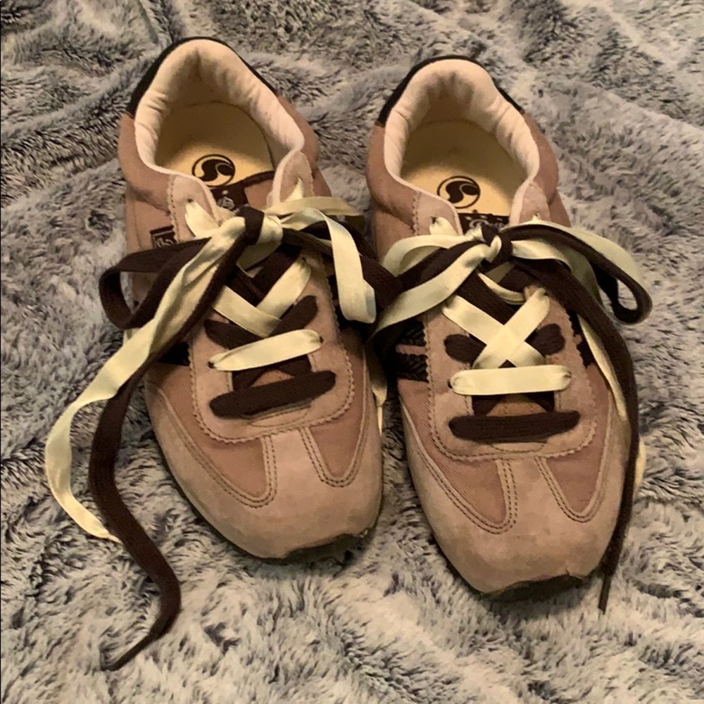 Adorable 💛 comfortable sneakers